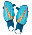Ochraniacze piłkarskie Nike Charge SP2164-104